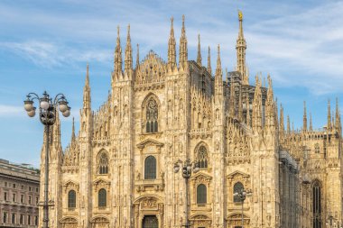 MILAN, ITALY - 29 Mayıs 2024: Milano Katedrali gün batımında Piazza del Duomo Meydanı 'ndan görüldü.