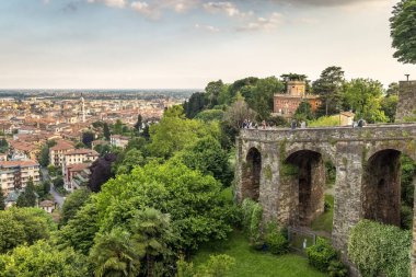 BERGAMO, İtalya - 28 Mayıs 2024: Yukarı Şehir 'den görünen taş köprüyle Bergamo Aşağı Şehri' nin panoramik manzarası.