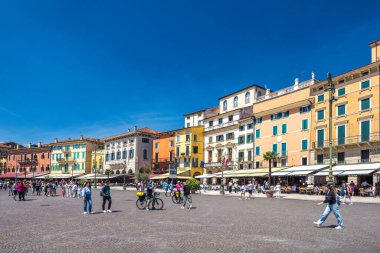 VERONA, ITALY - 27 Mayıs 2024: Piazza Sütyen Meydanı.