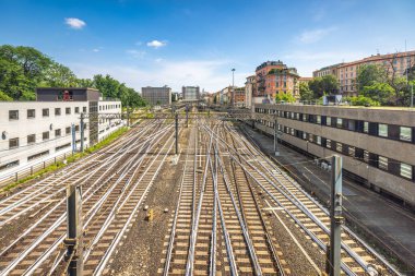 MILAN, İTALYA - 29 MAYIS 2024: tren yolu istasyonu.