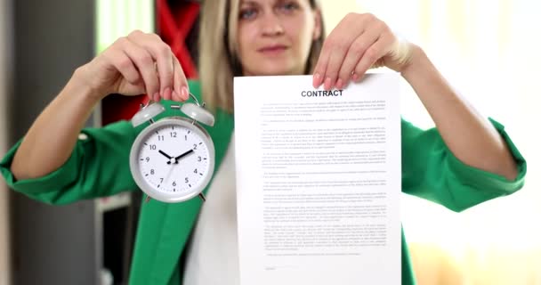 Mujer Negocios Con Contrato Reloj Despertador Planificación Contrato Negocios Hora — Vídeos de Stock