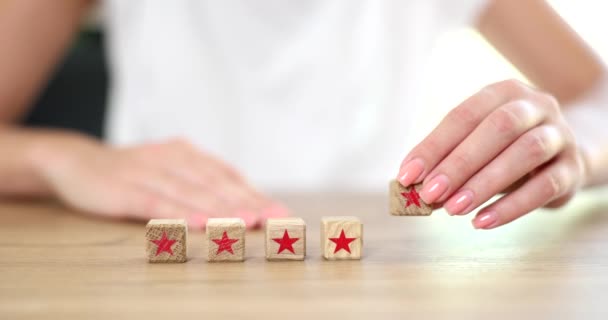 Mujer Cliente Añade Rojo Cinco Estrellas Revisión Primer Plano Recomendación — Vídeo de stock