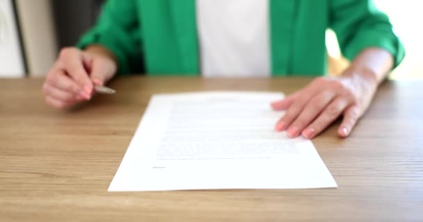 Femme Affaires Vendeur Remettant Contrat Stylo Pour Signature Conclusion Contrat — Video