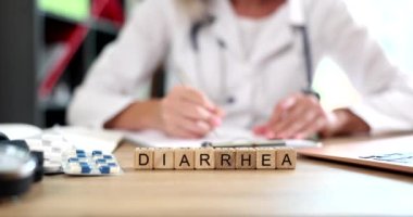 Küpler üzerine ishal metni ve doktor teşhisi yazıyor. İshal bağırsak bozuklukları teşhis ve tedaviye neden olur.