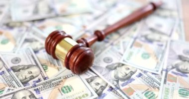 Yargıç ya da müzayedeci tokmağı nakit paraların arka planında yakın plan görüntüsü. Yolsuzluk kavramı iflas vaadi ve suç