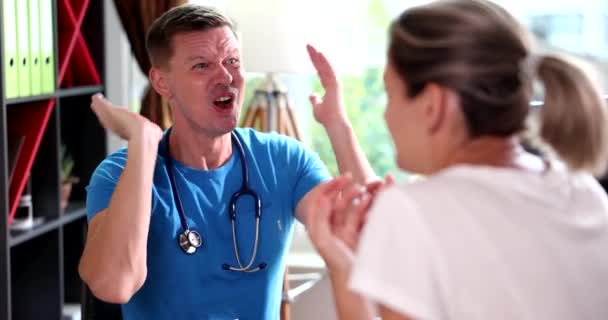 Emocjonalnie Zdenerwowany Lekarz Krzyczy Pacjentkę Depresja Krótki Temperowany Lekarz Klinice — Wideo stockowe
