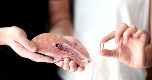 Persona Tiene Salmone Omega Compresse Olio Pesce Confronta Salmone Proprietà — Video Stock