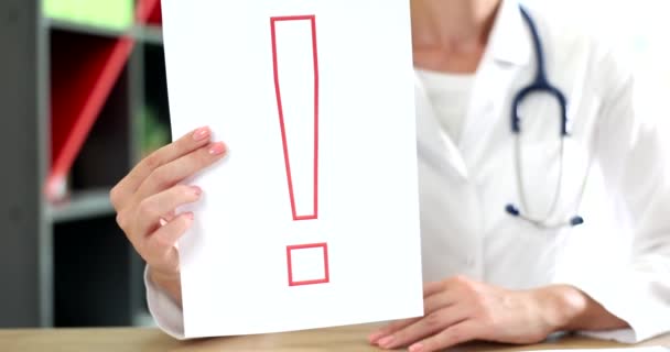 Doktor Kağıt Ünlem Işareti Hakkında Bilgi Gösteriyor Sağlık Sigortası Tedavinin — Stok video