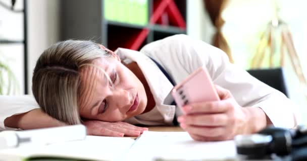 Infirmière Médecin Regarde Tristement Smartphone Attendre Mauvaises Nouvelles Stress Dépression — Video