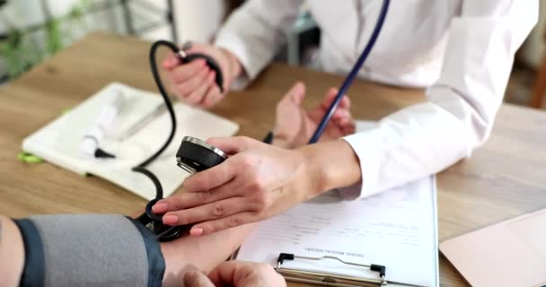 Médico Mede Pressão Arterial Com Esfigmomanômetro Homem Clínica Controle Hipertensão — Vídeo de Stock