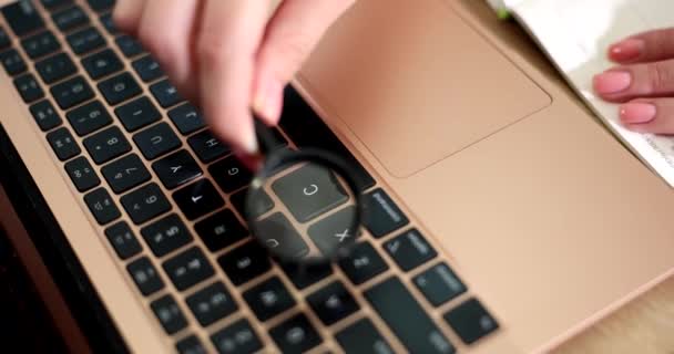 Γυναικείο Χέρι Κρατώντας Μεγεθυντικό Φακό Πάνω Από Πληκτρολόγιο Laptop Αναζήτηση — Αρχείο Βίντεο