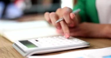İş için hesap makinesi kullanan profesyonel bir kadın. Kadın muhasebeci hesaplamalar yapıyor ve para yönetiyor.