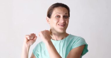 Dans ederken başarıyı kutlayan mutlu bir kadının portresi. Başarı sevinci, hedef başarısı ve mutluluk duyguları.