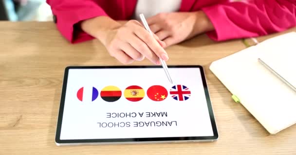 손가락으로 태블릿을 사용하고 학습을 인기있는 폼이다 외국어를 원격으로 배우는 — 비디오