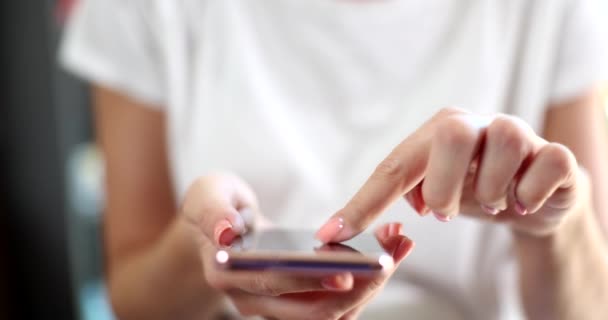 Smartphone Main Féminine Avec Effets Visuels Écran Tactile Utilisation Des — Video