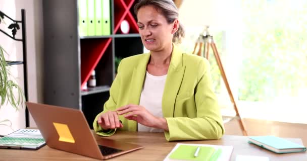 Retrato Mulher Negócios Bonita Sorridente Ceo Local Trabalho Com Laptop — Vídeo de Stock