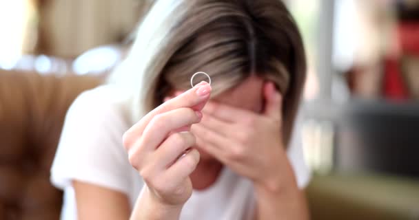 年轻女人手里拿着结婚戒指 订婚的女孩怀疑求婚 离婚后被遗弃的妻子抑郁 并克服与丈夫的隔阂 — 图库视频影像