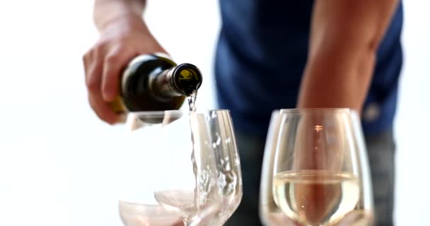 ソムリエがエリート白ワインをグラスに注ぐ ワインとロマンチックなディナー — ストック動画