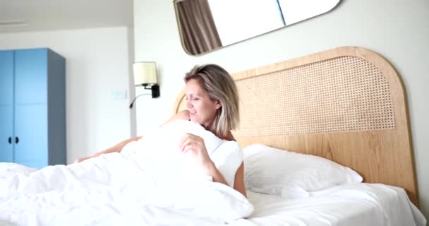 Счастливая Сонная Красивая Взрослая Женщина Просыпается Удобной Белой Кровати Девочка — стоковое видео
