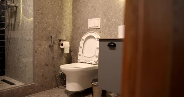 Modern Fürdőszoba Fehér Tál Szürke Tónusú Egyszerű Stílusban Stílusos Modern — Stock videók