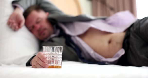 Opilý Obchodník Taconem Whisky Spí Posteli Zátěžové Propouštění Rozvodové Deprese — Stock video
