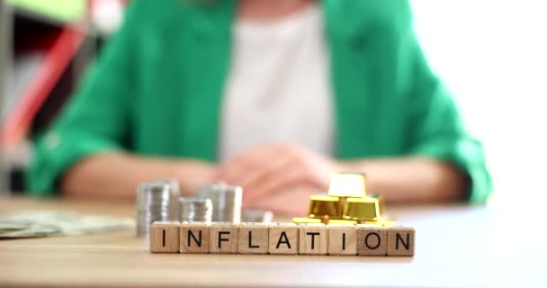 通货膨胀和经济制裁 黄金和成堆的硬币 欧洲的通货膨胀和恶性通货膨胀 — 图库视频影像