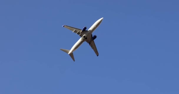 Pequeno Avião Branco Voando Sobre Céu Azul Vôo Avião Conceito — Vídeo de Stock