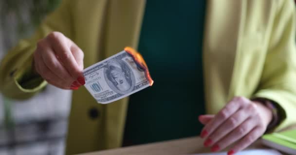 Femme Brûle Cent Dollars Dans Gros Plan Bureau Inflation Crise — Video