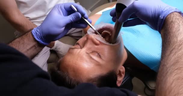 Tandläkare Latexhandskar Undersöker Och Behandlar Patienttänder Kliniken Behandling Och Skötsel — Stockvideo