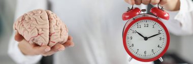Kadın saatinin ve beyin minyatürünün yakın çekimleri, düşünme zamanı. Yaratıcılık, zeka, fikir, başlangıç, zamanlama, iş dünyası, beyin fırtınası konsepti