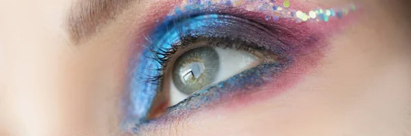 Närbild Färgglada Glitter Och Ögonskuggor Festlig Ljus Ögonmakeup Flickornas Ansikte — Stockfoto