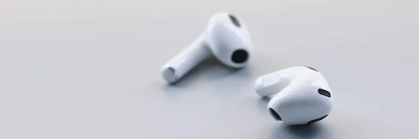 Nahaufnahme Eines Weißen Drahtlosen Kopfhörers Auf Grauem Hintergrund Modernes Gerät — Stockfoto
