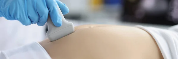 Detailní Záběr Gynekologa Provádějícího Ultrazvuk Břiše Doktora Vyšetřujícího Dítě Žen — Stock fotografie