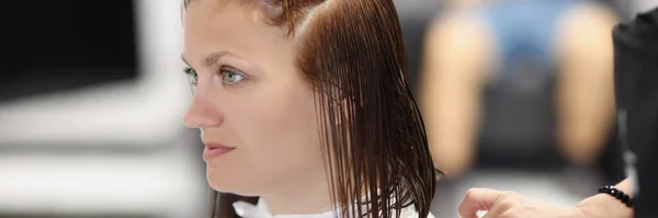 Πορτρέτο Της Πελάτισσας Στεγνά Βρεγμένα Μαλλιά Μετά Διαδικασία Ομορφιάς Επαγγελματίας — Φωτογραφία Αρχείου
