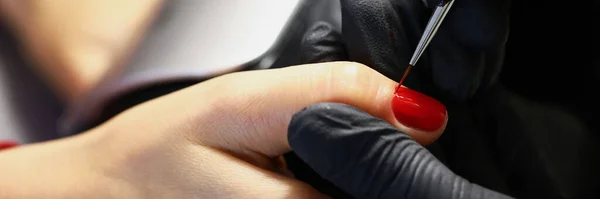 Zbliżenie Profesjonalnych Manikiurzystów Obejmuje Paznokcie Czerwonym Lakierem Odświeżyć Manicure Centrum — Zdjęcie stockowe