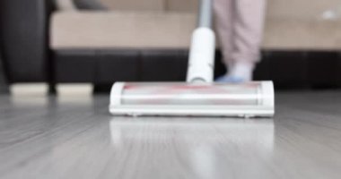 Yerdeki fırça başlıklı modern elektrikli süpürge. Ev temizliği kavramı