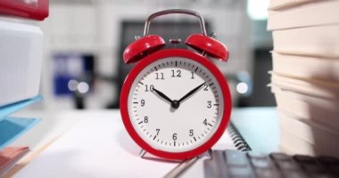 Saat 10 'da çalar saat ve ofiste bir sürü dosya var. Çalışma zamanı planlama kavramı