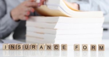 Ajan Leafs sigorta formlarını dolduruyor. Sigorta kapsamındaki etkinlikler için ödemeler