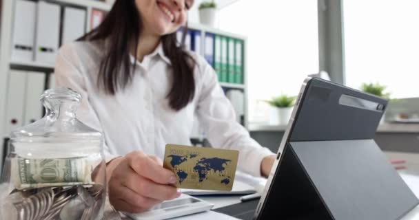 微笑的女人拿着银行卡在网上购物 累积投资和利息概念 — 图库视频影像