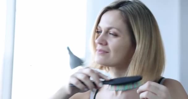 Налякана Жінка Тримає Щітку Волосся Кричить Крупним Планом Концепція Облисіння — стокове відео