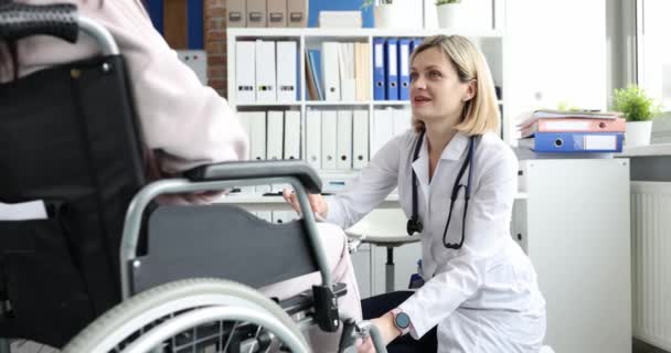 Ασθενής Κάκωση Σπονδυλικής Στήλης Αναπηρικό Καροτσάκι Επισκέπτεται Γιατρό Μούδιασμα Της — Αρχείο Βίντεο