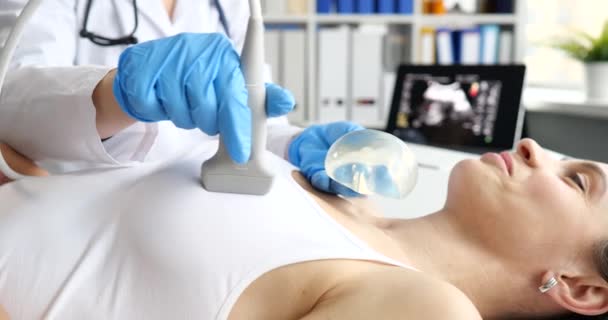 Médico Ultrasonido Examina Las Glándulas Mamarias Femeninas Con Implantes Investigación — Vídeo de stock