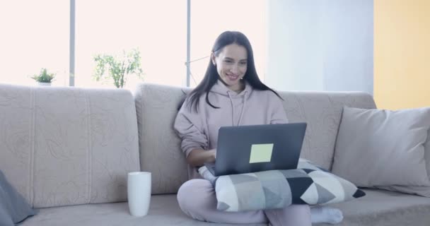 自宅のノートパソコンで働く楽しい成功した女性 株式交換の概念に対する効果的な金融投資 — ストック動画