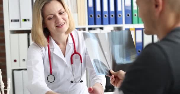 Arzt Traumatologe Berät Patienten Mit Handverletzungen Medizinische Versorgung Bei Verstauchungen — Stockvideo