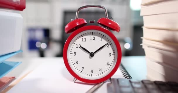 10時位置に目覚まし時計とオフィスのテーブル上の文書のフォルダの多く 労働時間計画の考え方 — ストック動画
