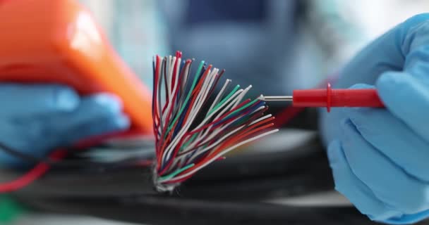 Multímetro Digital Probando Cables Eléctricos Por Electricista Prueba Voltaje Voltaje — Vídeo de stock