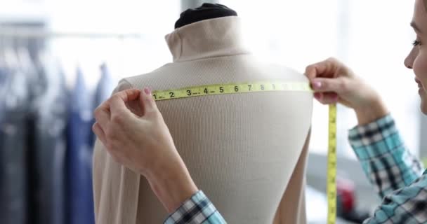 シームストレスはマネキンの服からの測定を取る ホテルコンセプトのテーラリング — ストック動画