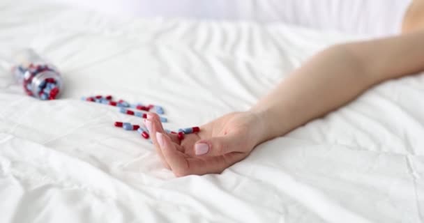 Kobieta Leżąca Łóżku Przedawkowaniu Tabletek Domu Koncepcja Przedawkowania Samobójstwa — Wideo stockowe