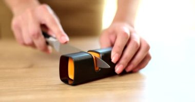 Bıçak bileyicisiyle paslanmaz çelik mutfak bıçağını bilemek. Bıçak keskinleştirme tekniği