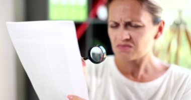 Gözleri iyi görmeyen bir kadın büyüteçle belge okur. Hyperopia miyop astigmat konsepti
